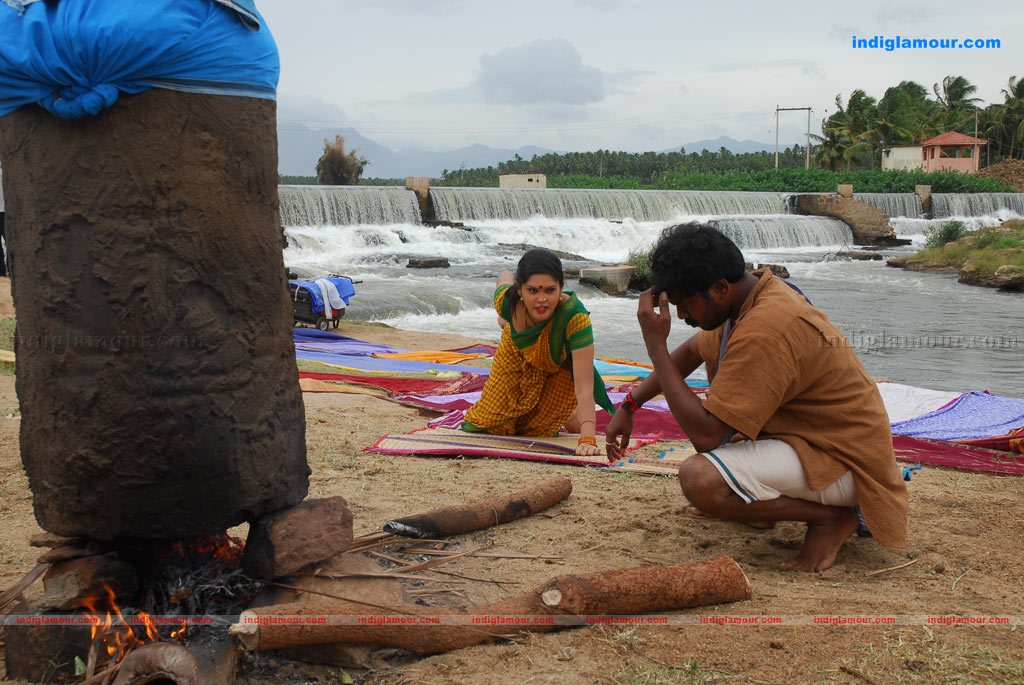 Tenkasi Pakkathula Movie hd photo
