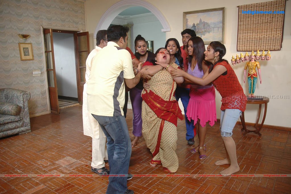 Aduthaduthu Movie hd photo