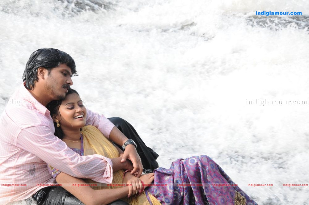 Paakkanum Pola Irukku Movie hd photo