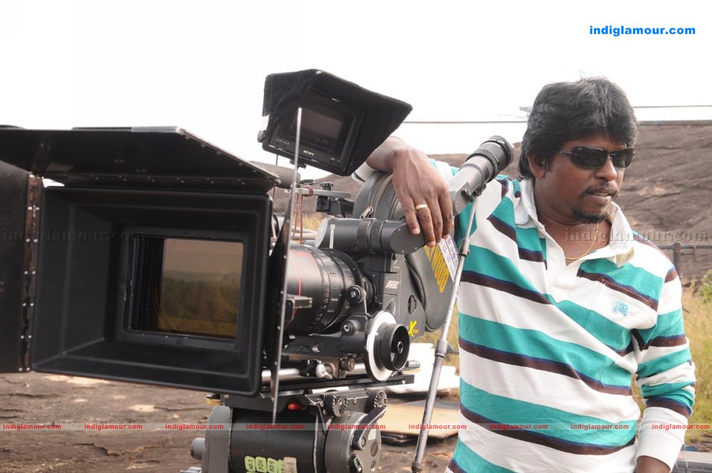 Paakkanum Pola Irukku Movie hd photo