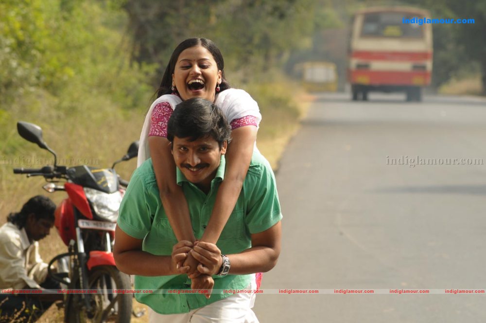 Paakkanum Pola Irukku Movie hd photo