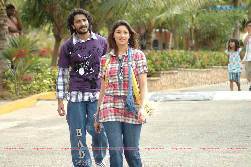Eppadi Manasukkul Vandhai Movie hd photo