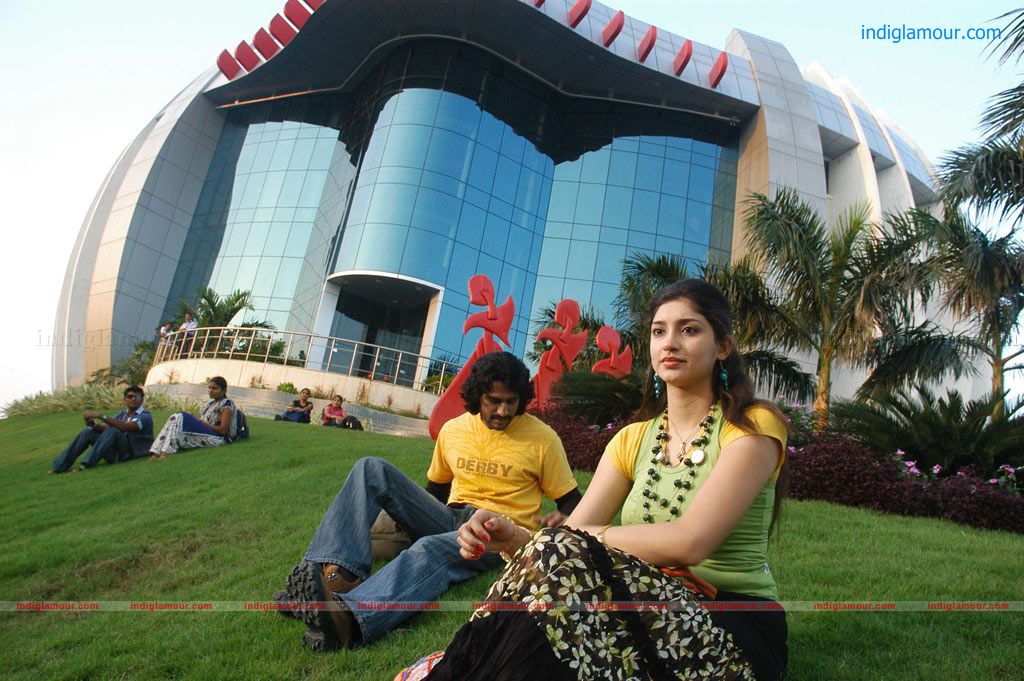 Eppadi Manasukkul Vandhai Movie hd photo