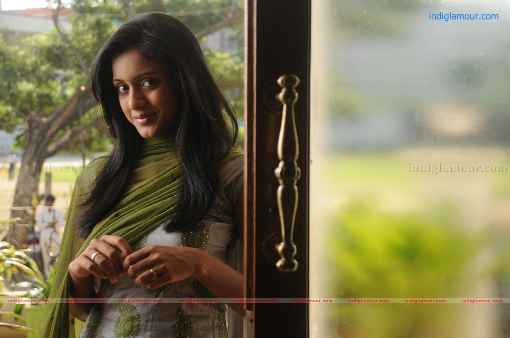 Uyir Mozhi Movie hd photo