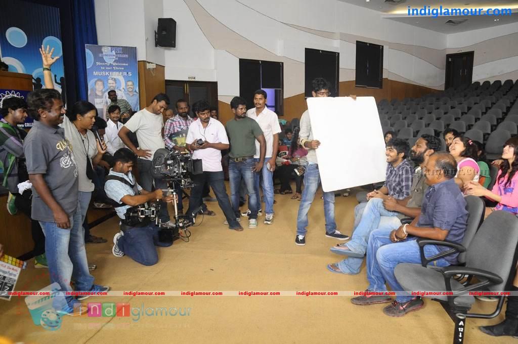Naan Rajavaga Pogiren Movie hd photo