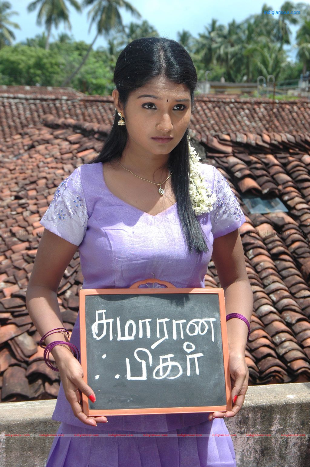 Aayiram Muthangaludan Thenmozhi Movie hd photo