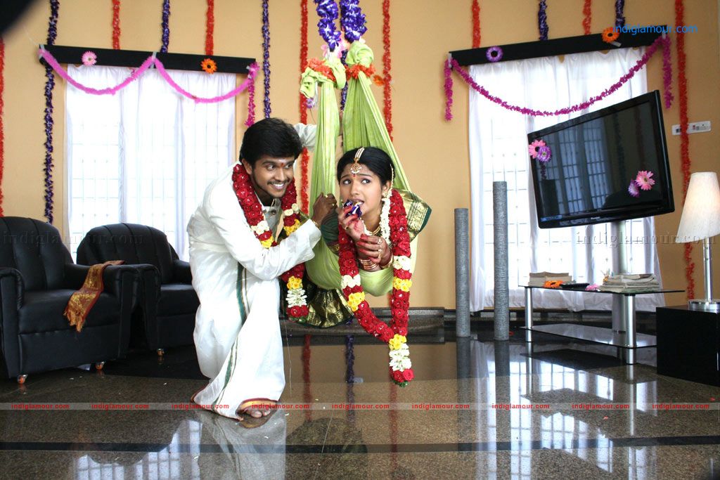 Aayiram Muthangaludan Thenmozhi Movie hd photo