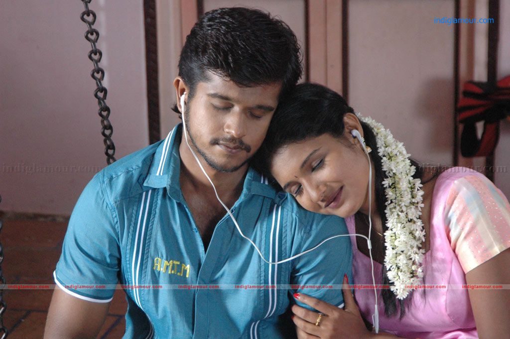 Aayiram Muthangaludan Thenmozhi Movie hd photo