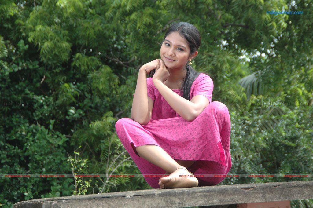 Aayiram Muthangaludan Thenmozhi Movie hd photo