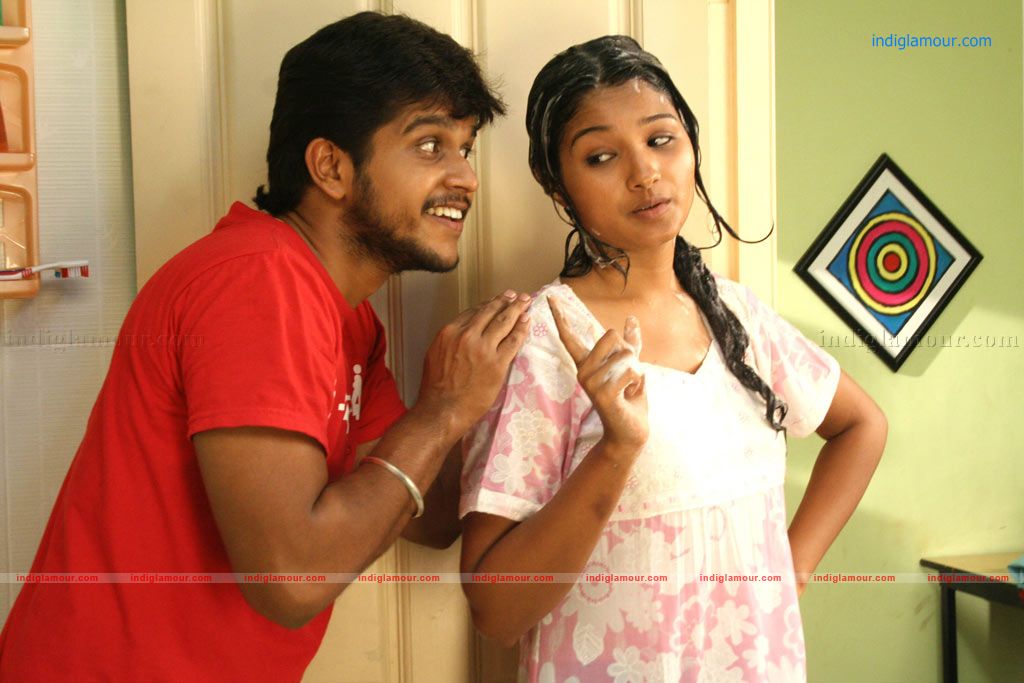 Aayiram Muthangaludan Thenmozhi Movie hd photo