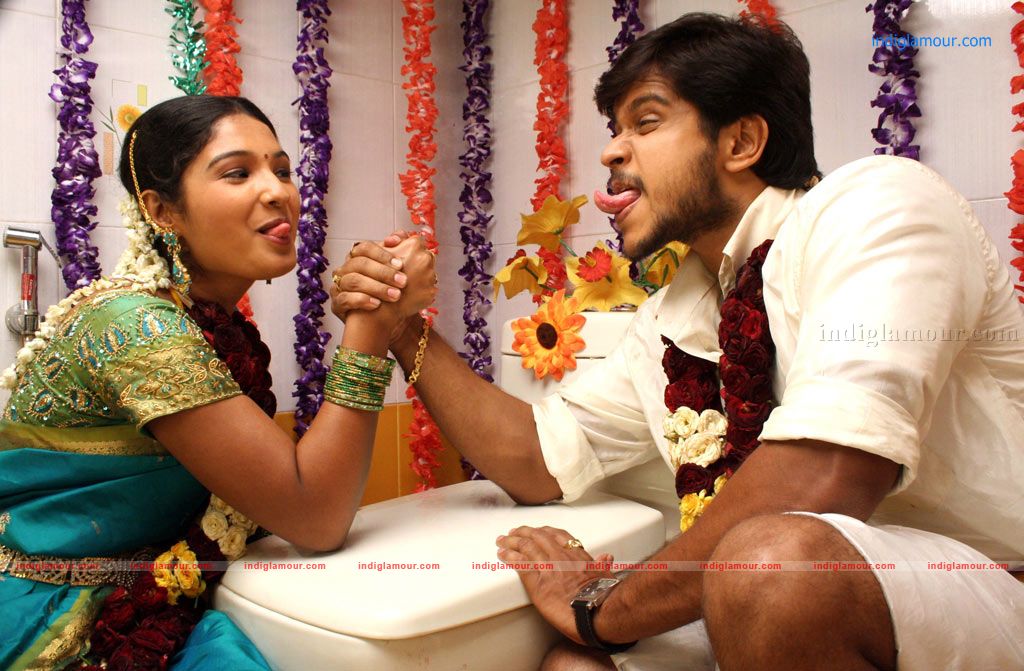 Aayiram Muthangaludan Thenmozhi Movie hd photo