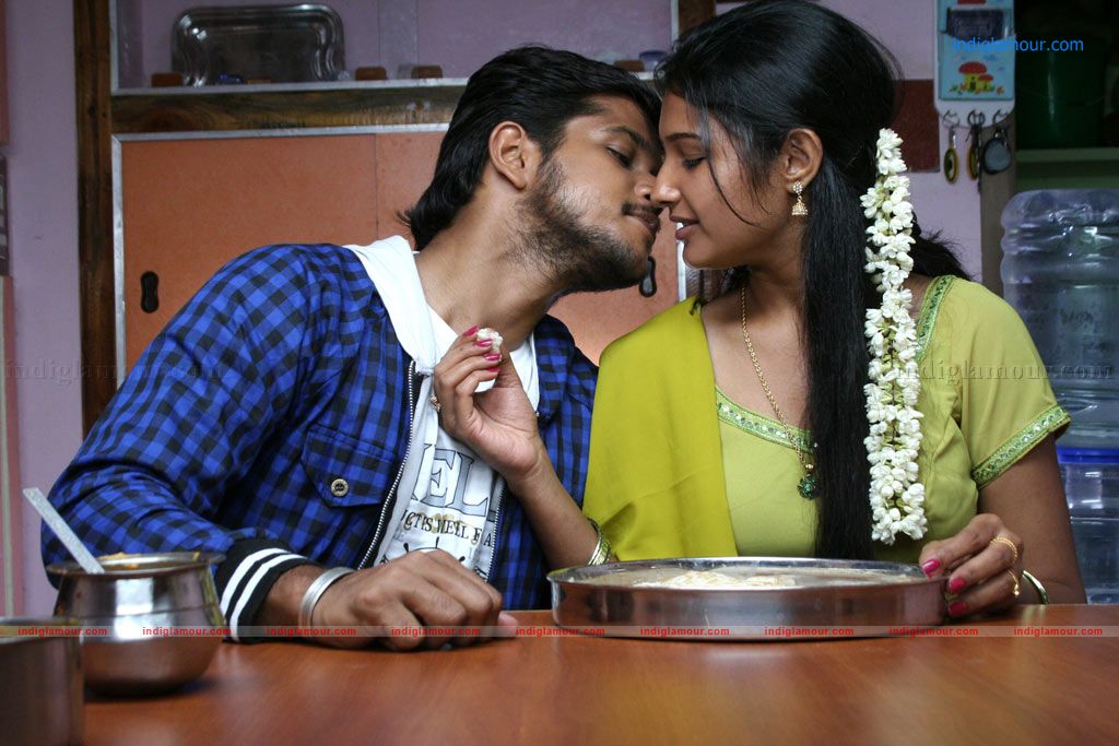 Aayiram Muthangaludan Thenmozhi Movie hd photo