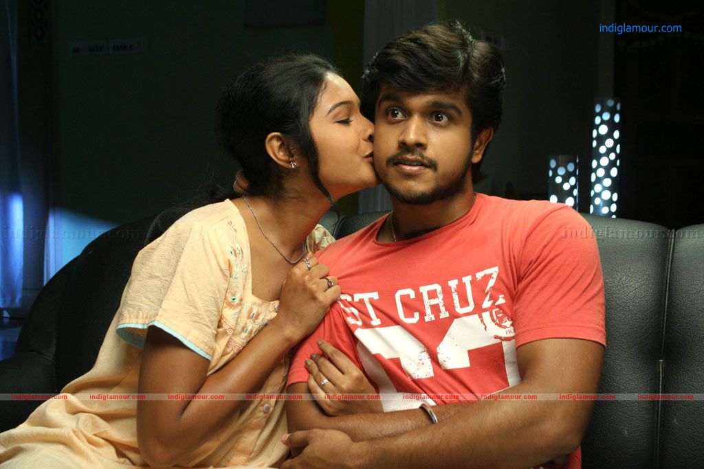 Aayiram Muthangaludan Thenmozhi Movie hd photo