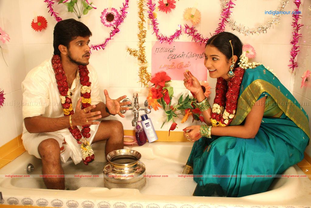Aayiram Muthangaludan Thenmozhi Movie hd photo