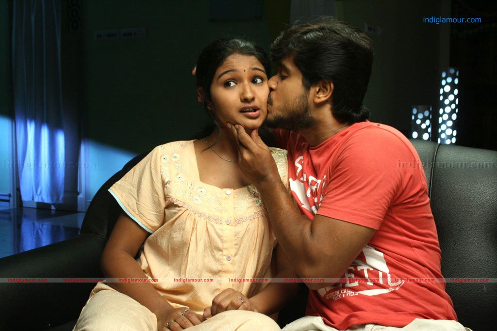 Aayiram Muthangaludan Thenmozhi Movie hd photo