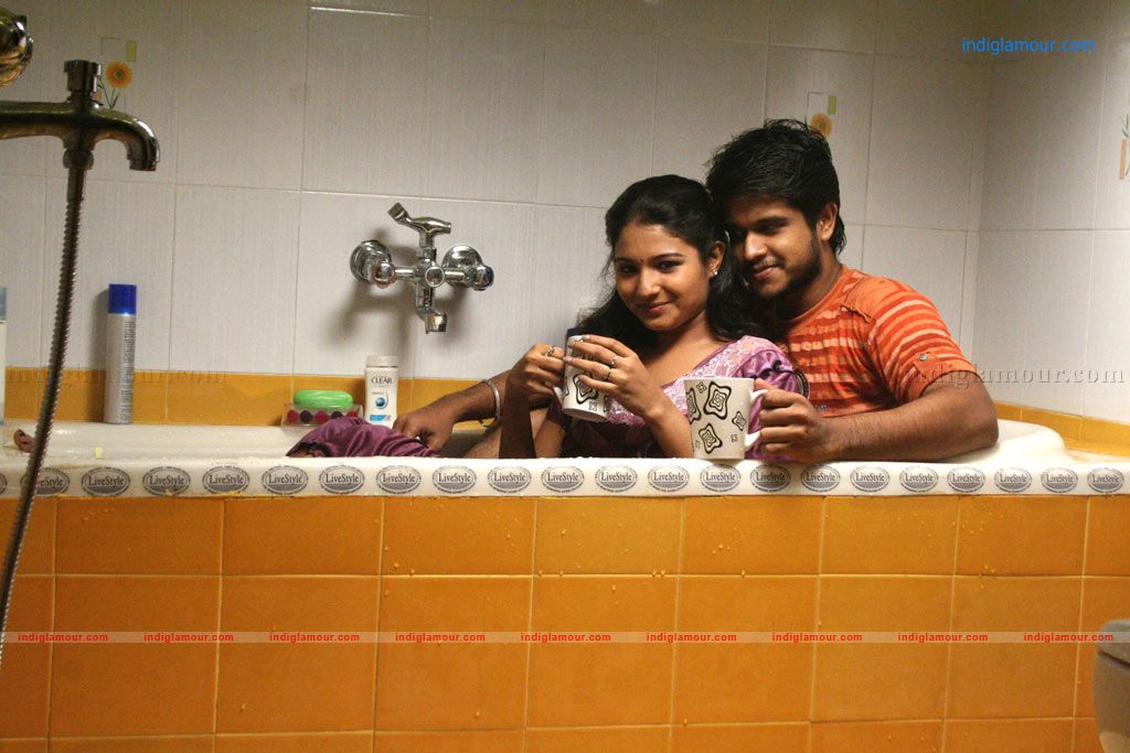 Aayiram Muthangaludan Thenmozhi Movie hd photo
