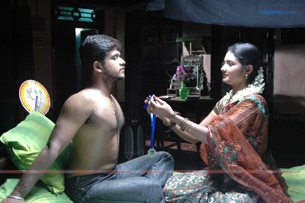 Aayiram Muthangaludan Thenmozhi Movie hd photo