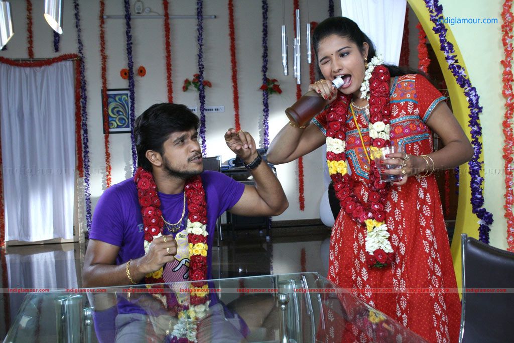 Aayiram Muthangaludan Thenmozhi Movie hd photo