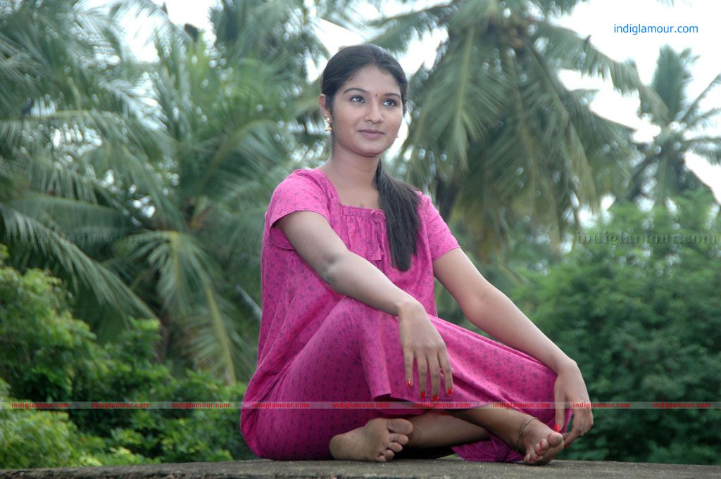 Aayiram Muthangaludan Thenmozhi Movie hd photo