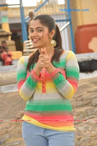 Puthumukhangal Thevai Movie hd photo