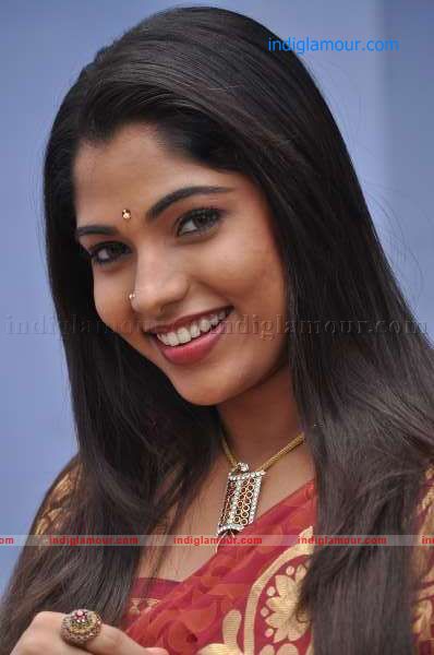 Puthumukhangal Thevai Movie hd photo