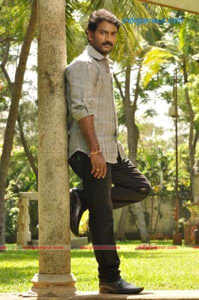 Puthumukhangal Thevai Movie hd photo