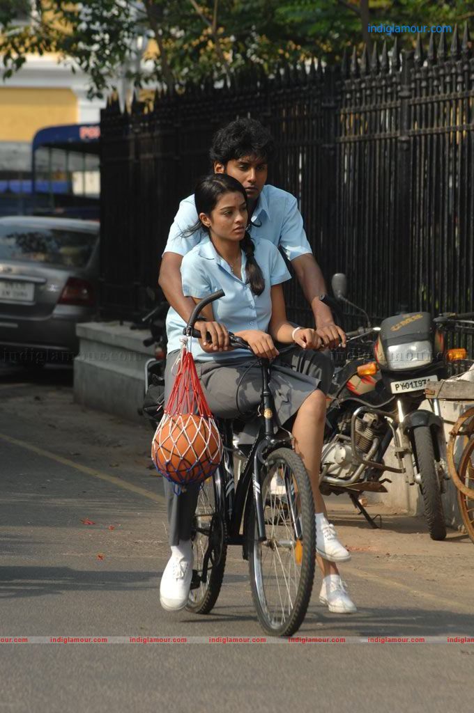 Ponmaalai Pozhudhu Movie hd photo