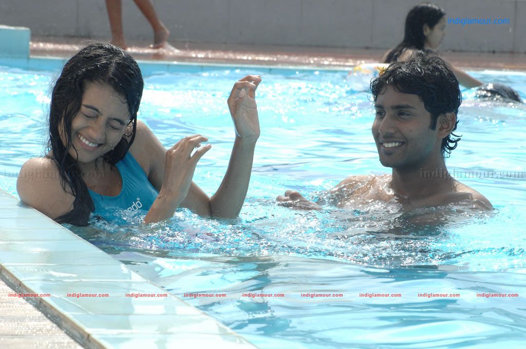 Ponmaalai Pozhudhu Movie hd photo