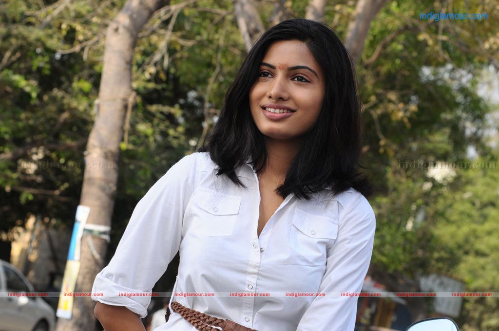 Naan Rajavaga Pogiren Movie hd photo