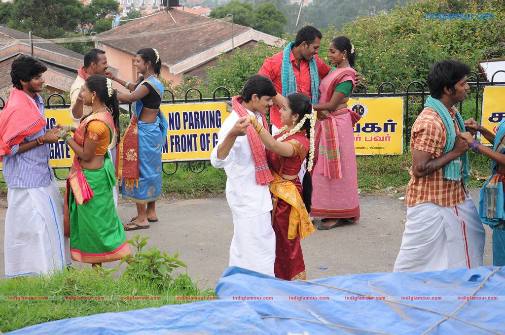 Madhavanum Malarvizhiyum Movie hd photo