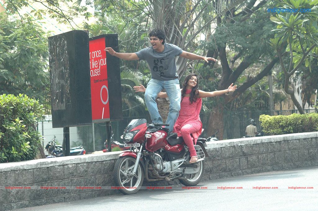 Thulli Ezhunthathu Kadhal Movie hd photo