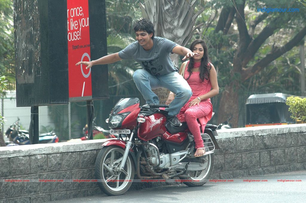 Thulli Ezhunthathu Kadhal Movie hd photo