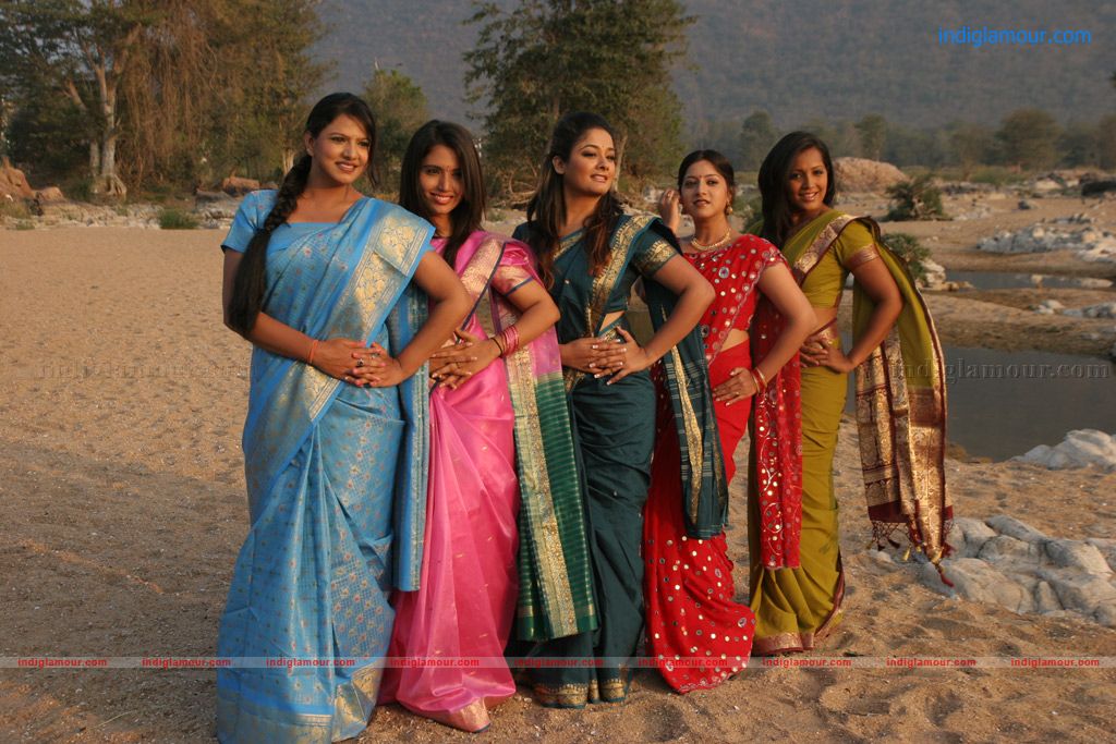 Ilamai Oonjal Movie hd photo