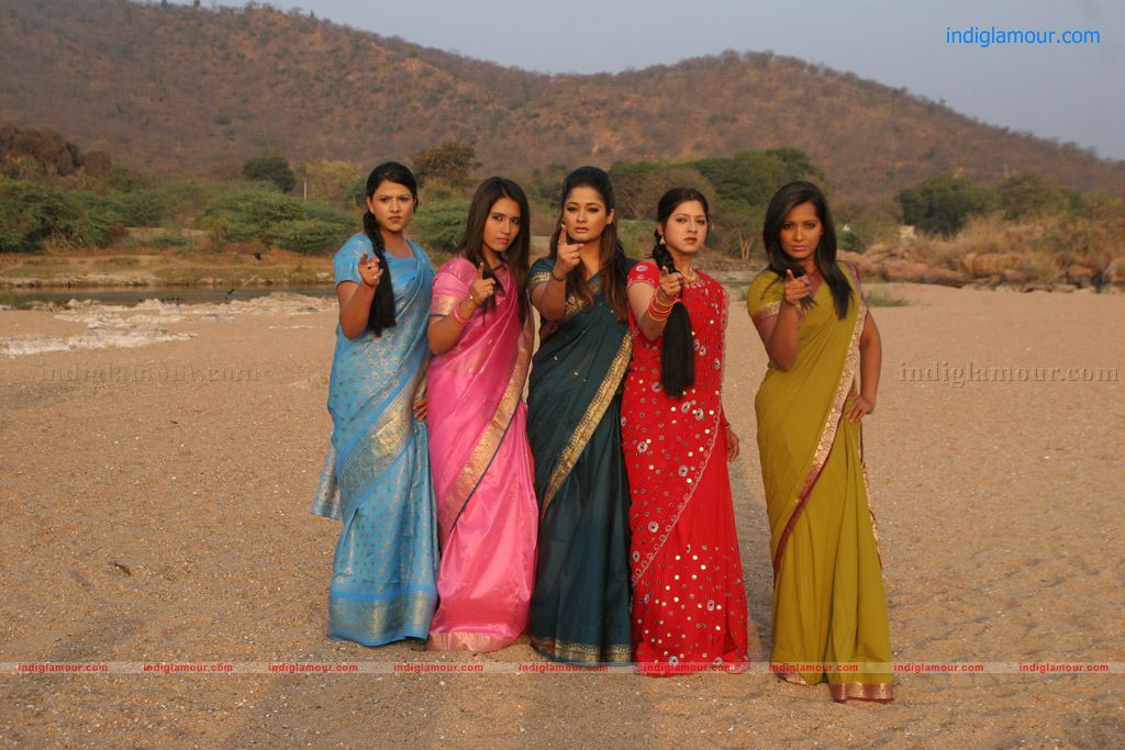 Ilamai Oonjal Movie hd photo