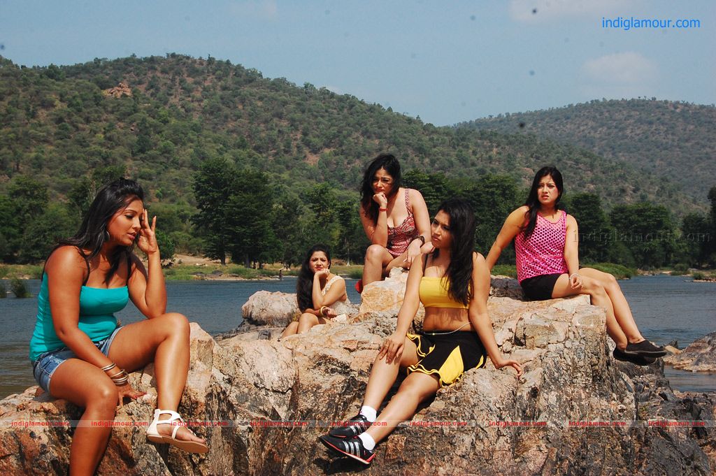 Ilamai Oonjal Movie hd photo