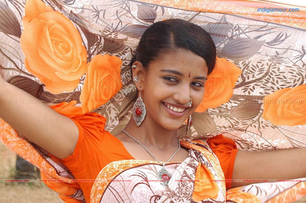 Ennathan Peasuvatho Movie hd photo