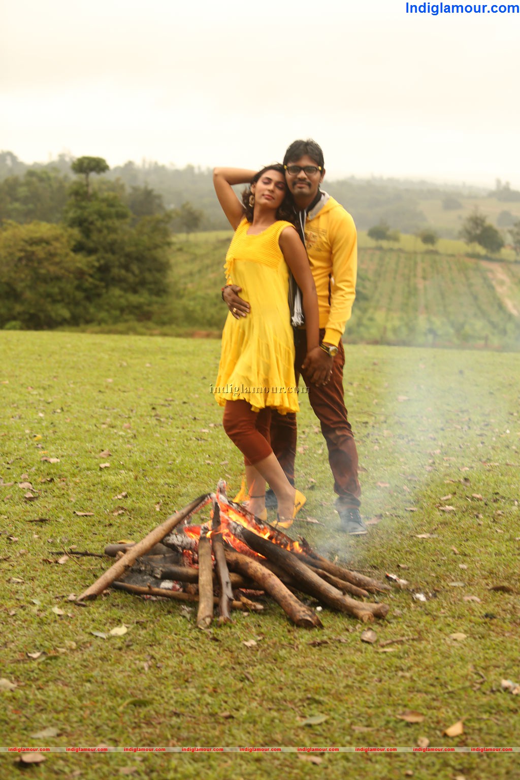 Nee En Uyire Movie hd photo