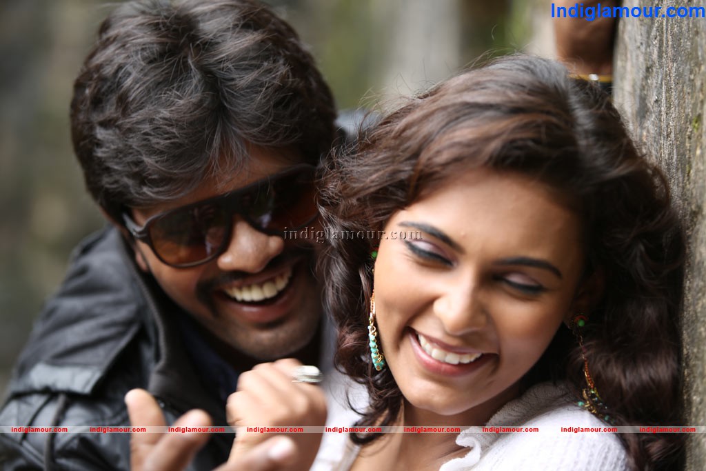 Nee En Uyire Movie hd photo
