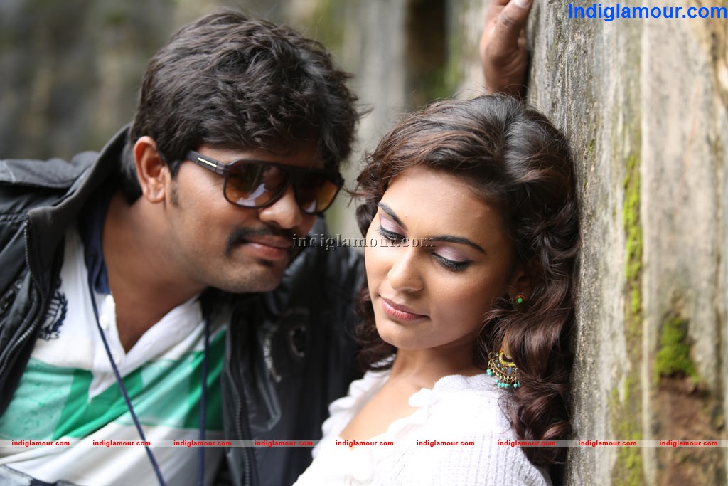 Nee En Uyire Movie hd photo