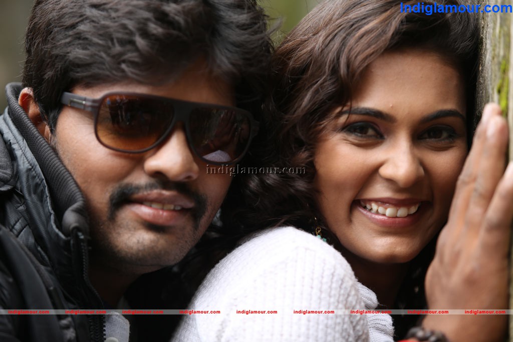 Nee En Uyire Movie hd photo