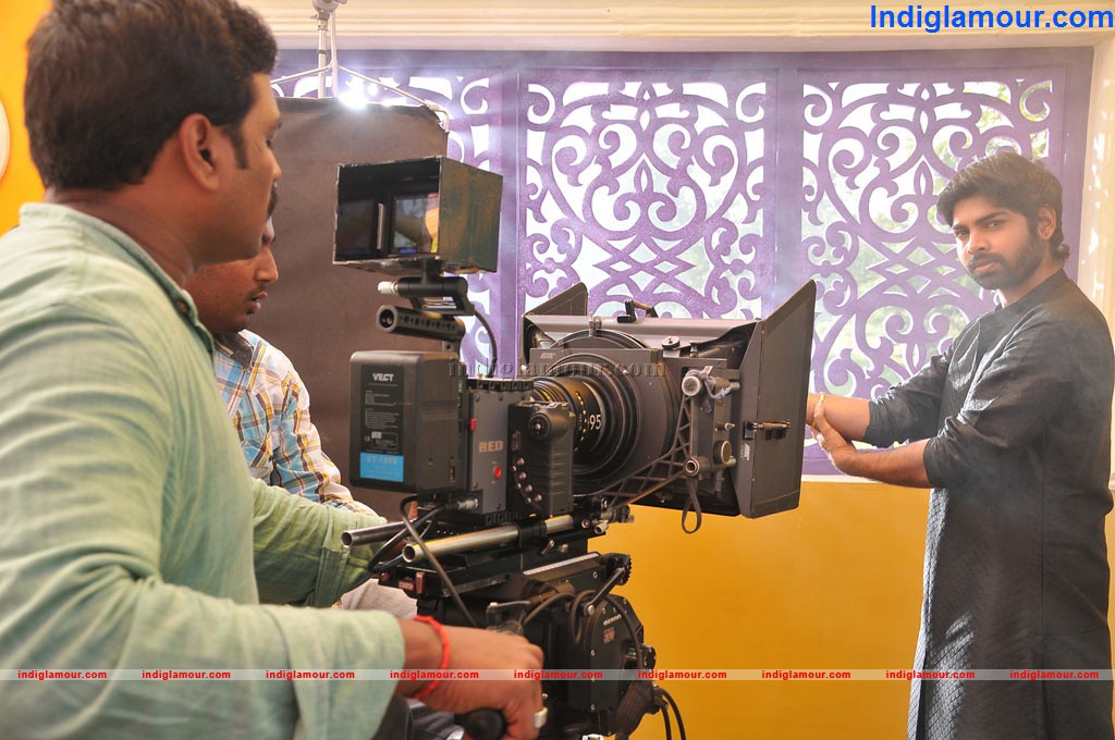 Oru Modhal Oru Kadhal Movie hd photo