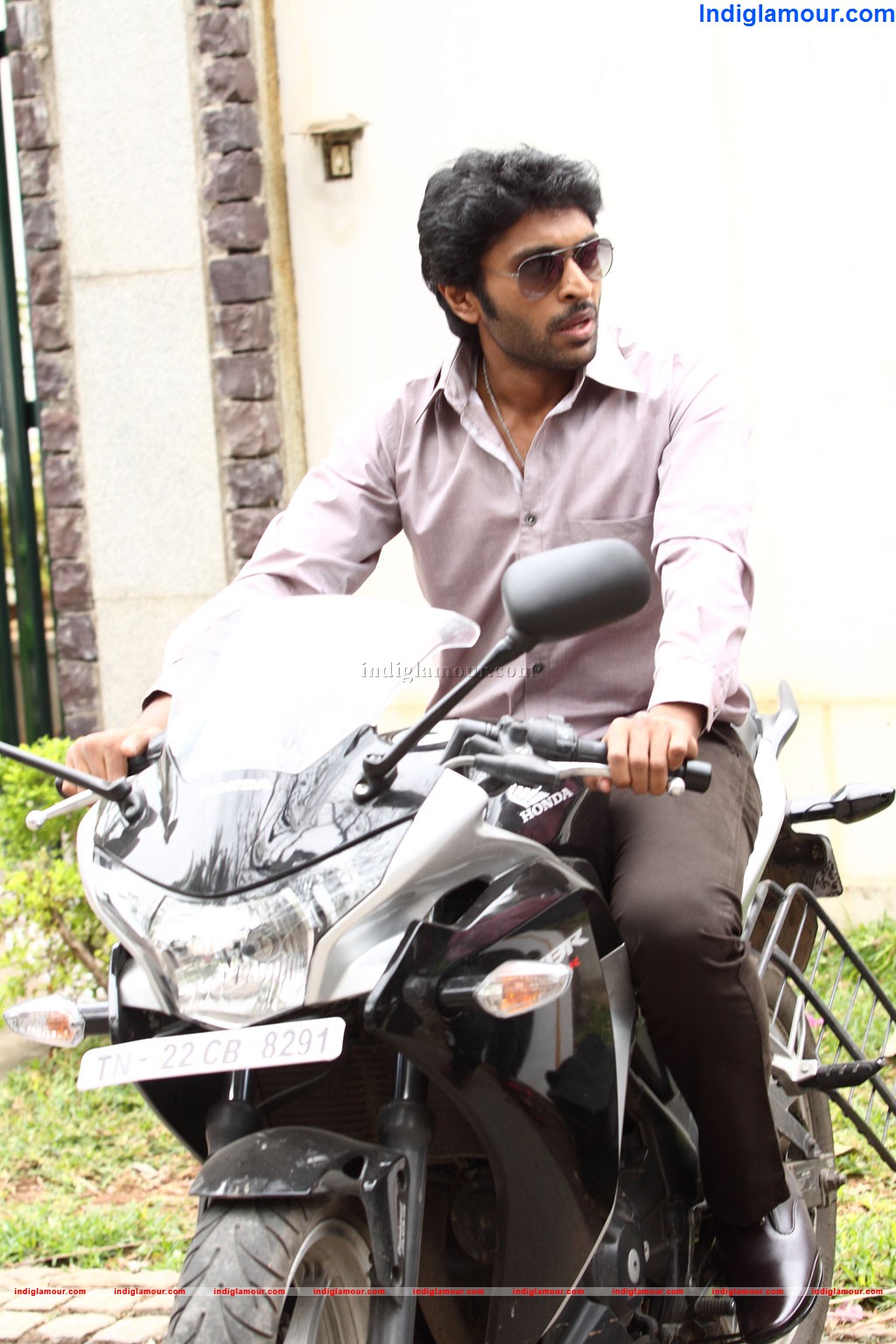 Ivan Veramathiri Movie hd photo