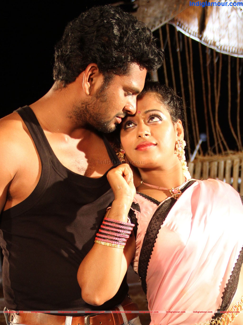 Ennai Piriyadhey Movie hd photo