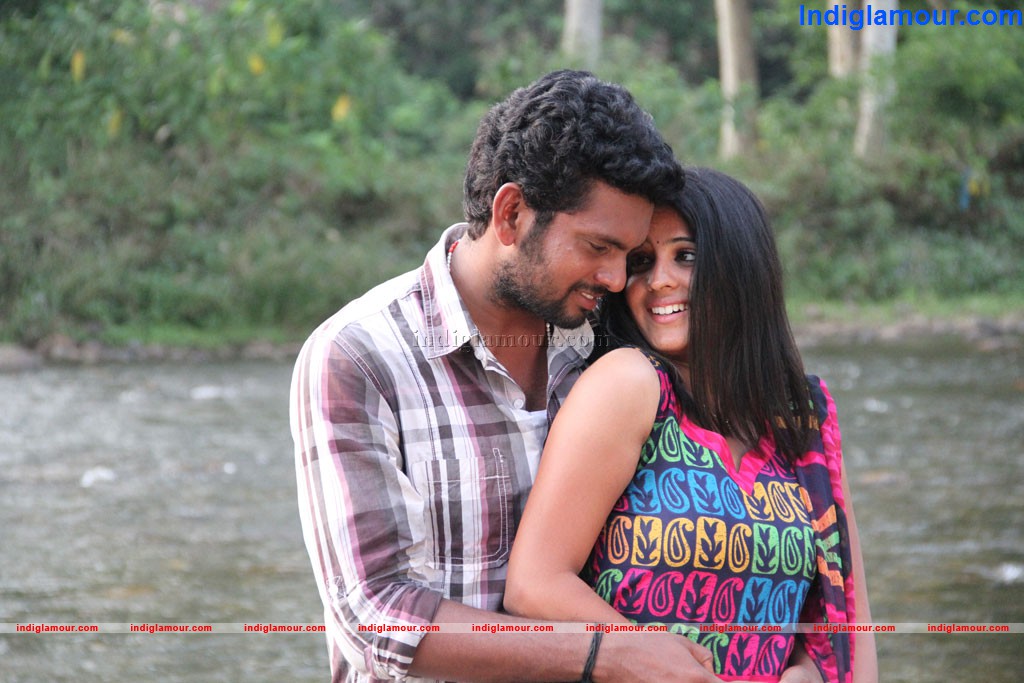 Ennai Piriyadhey Movie hd photo