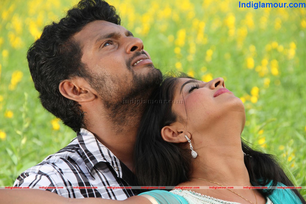 Ennai Piriyadhey Movie hd photo