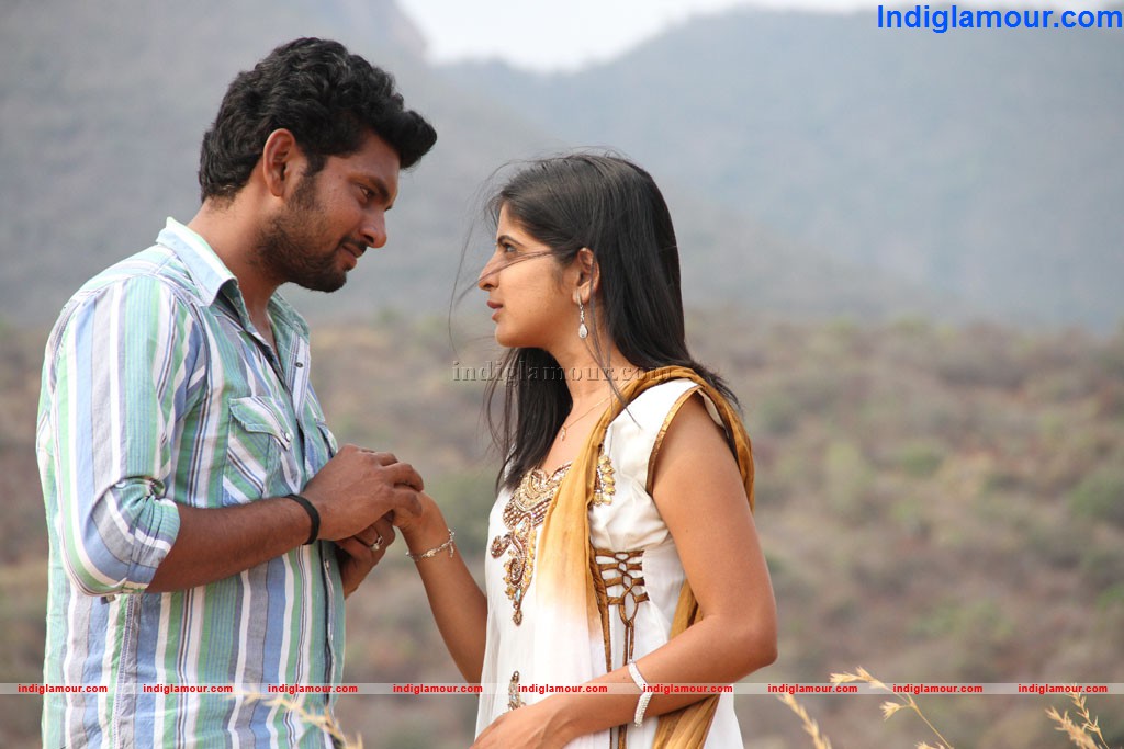 Ennai Piriyadhey Movie hd photo