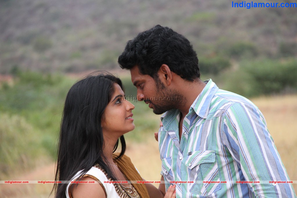 Ennai Piriyadhey Movie hd photo