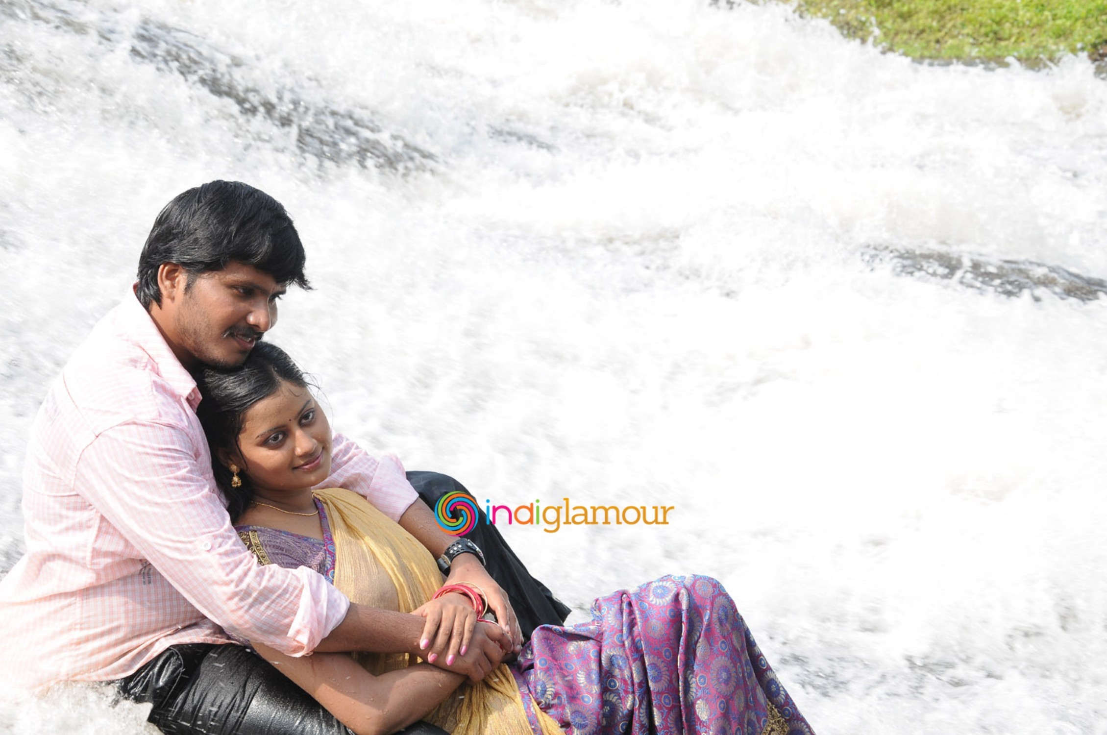 Paarkkanum Pola Irukku Movie hd photo