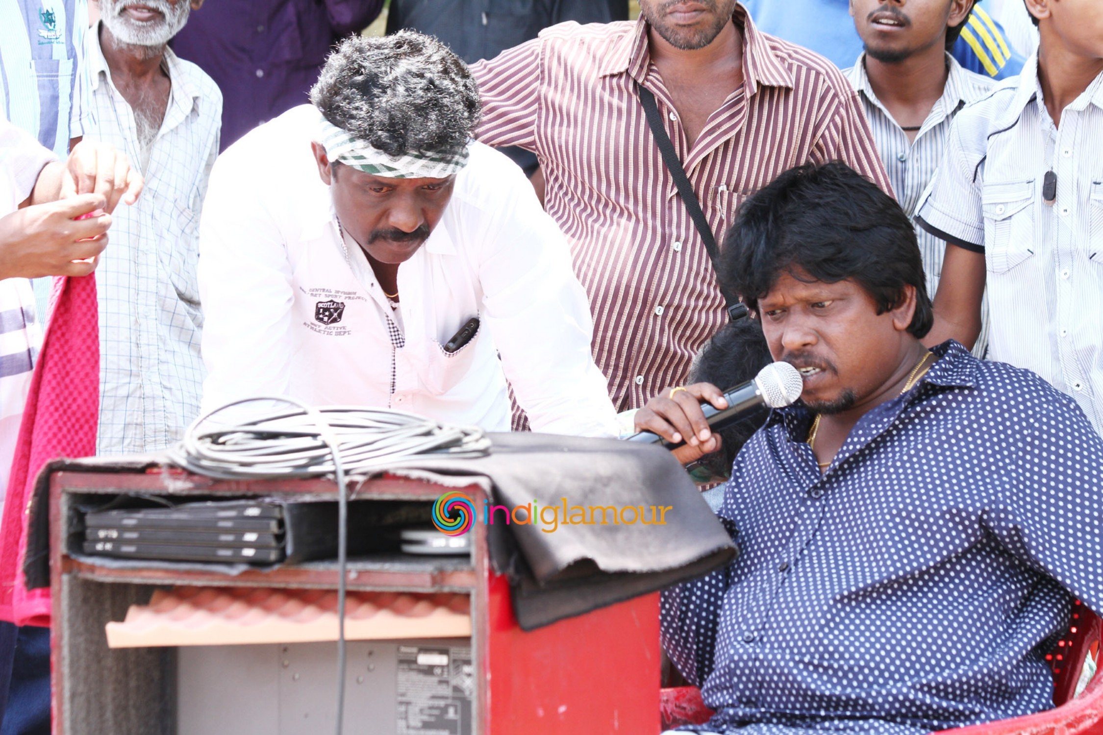 Paarkkanum Pola Irukku Movie hd photo
