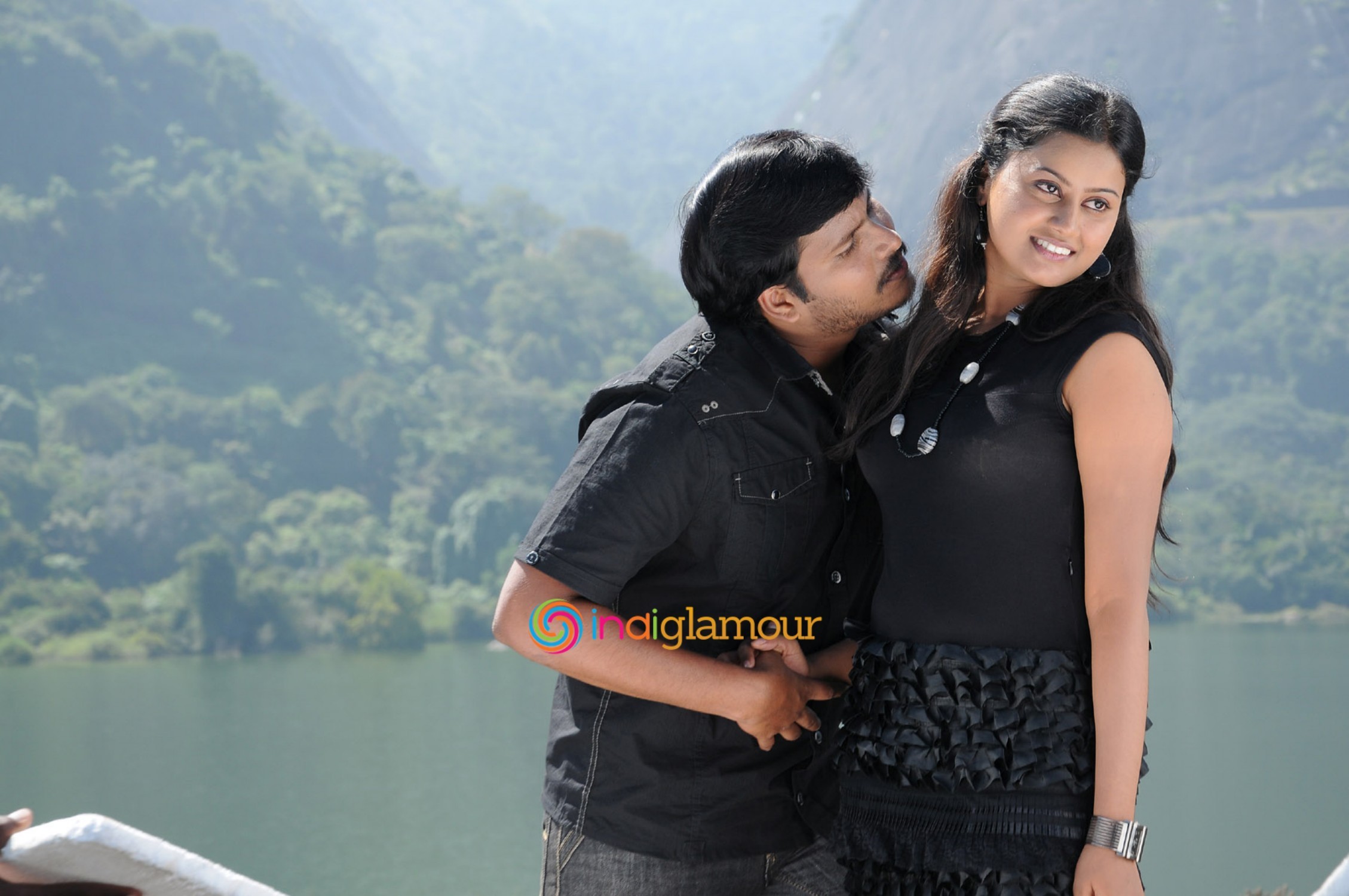Paarkkanum Pola Irukku Movie hd photo